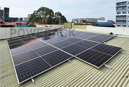Libérer la puissance de l'efficacité et de la durabilité - Installation de pieds en L sur un toit en métal