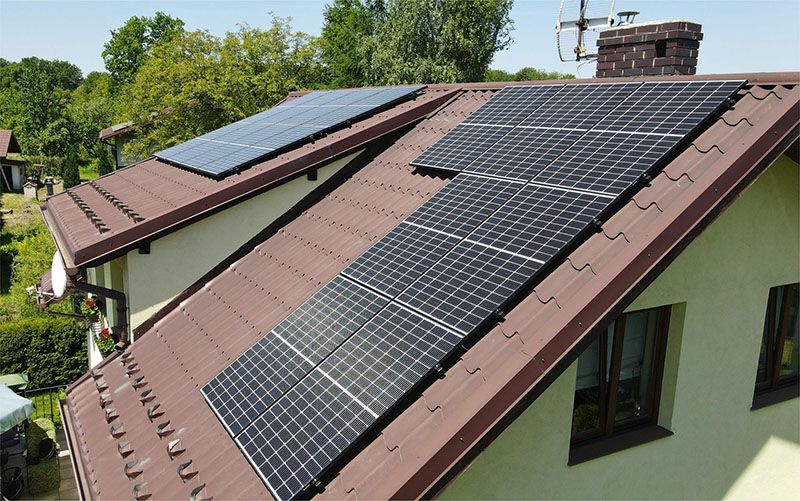 Quelles sont les options d'installation pour les systèmes de supports solaires sur toit en pente