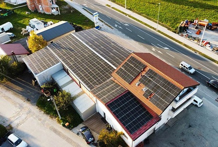 Quels facteurs doivent être particulièrement pris en compte lors du choix du toit d'un bâtiment pour l'installation d'une installation photovoltaïque distribuée domestique ?