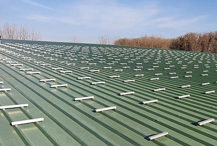 Installation facile de mini rails solaires pour toit métallique en tuiles d'acier de couleur