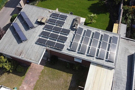 Quelles sont les différences de performances spécifiques entre différents matériaux (tels que l’acier et les alliages d’aluminium) sous les charges de vent ?