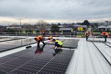 Pourquoi le choix du matériau pour les supports photovoltaïques pour toits plats affecte-t-il les performances globales du système ?