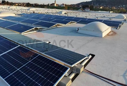 Vous recherchez une solution solaire rentable et non pénétrante pour les toits plats ?