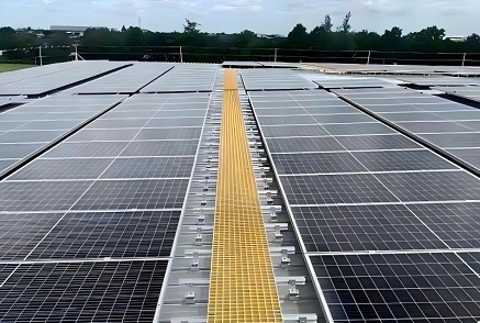 Méthode d'installation d'un caillebotis en plastique renforcé de fibre de verre pour panneaux photovoltaïques