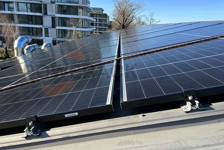Est-il indispensable de percer des trous pour installer des supports de panneaux solaires sur un toit ?